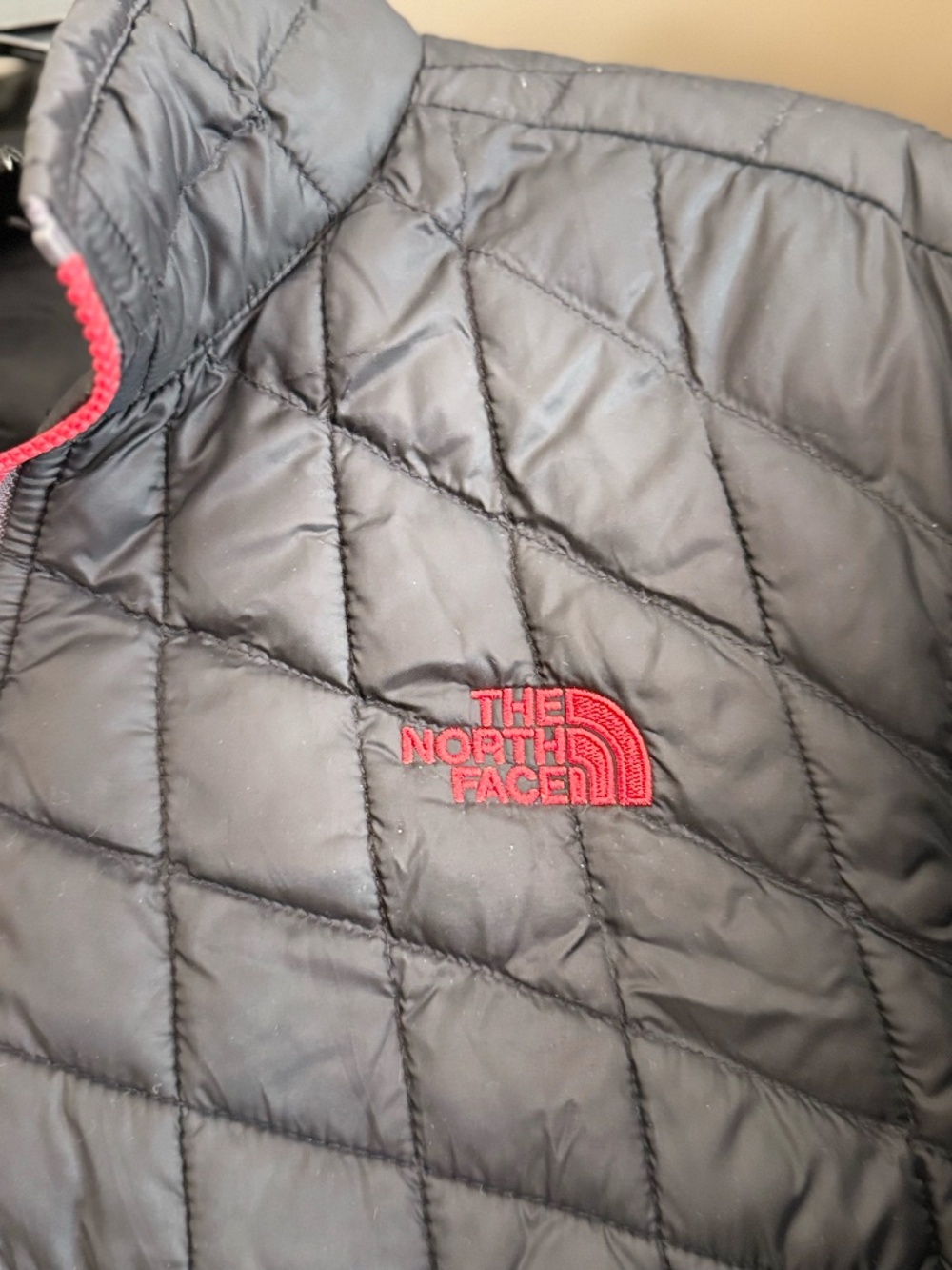 The North Face kids Large 14-16 black quilted coat black red - Picture 2 of 3